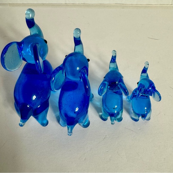 Vinatge Cobalt Blue Hand Blown Glass Elephant Herd family. 4 adorable elephants - Picture 6 of 8